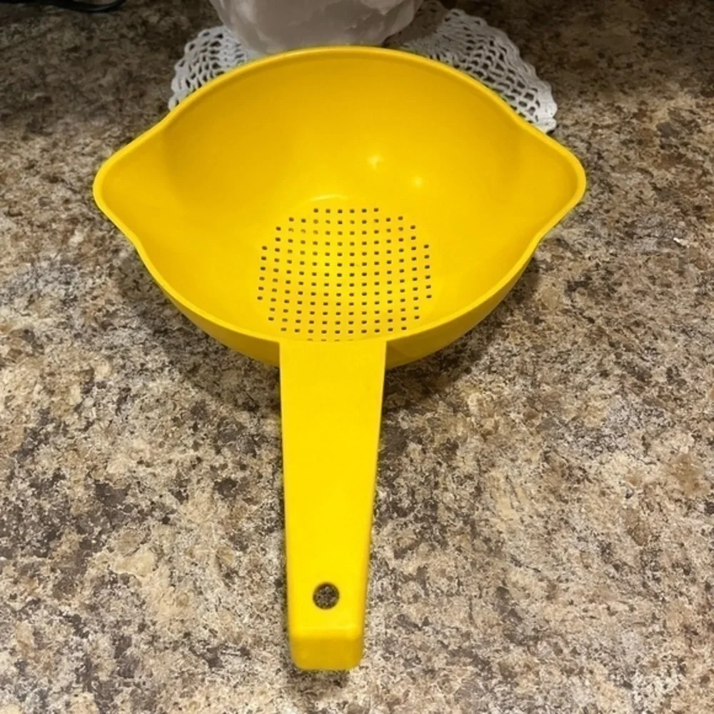 Vintage Tupperware Double Spouted Strainer